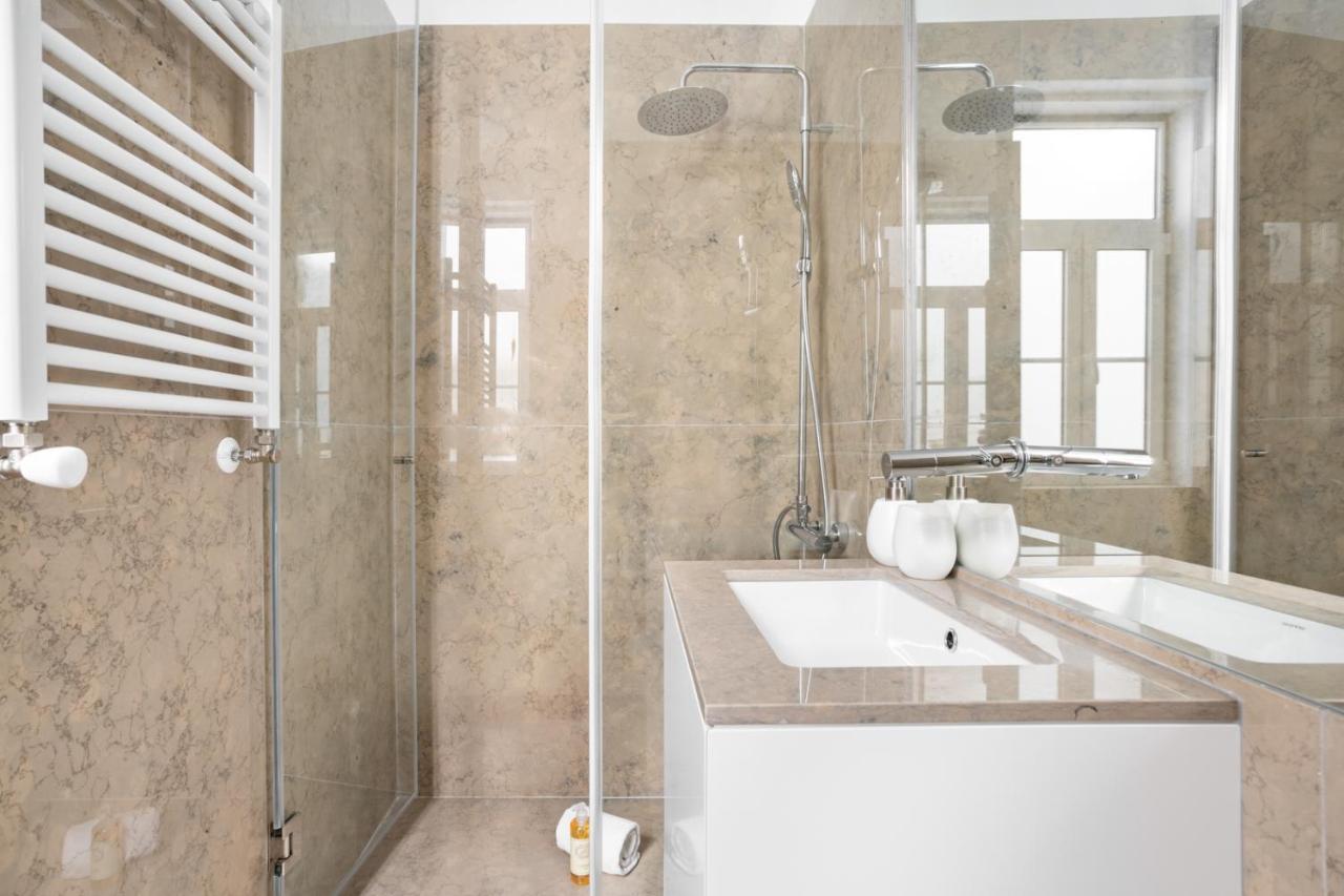 Joivy Marvelous 3-Bed Home With Astonishing View And Terrace, Nearby St George Castle Lisbon Bagian luar foto