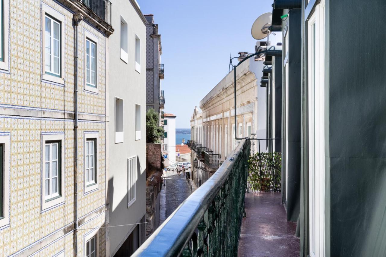 Joivy Marvelous 3-Bed Home With Astonishing View And Terrace, Nearby St George Castle Lisbon Bagian luar foto