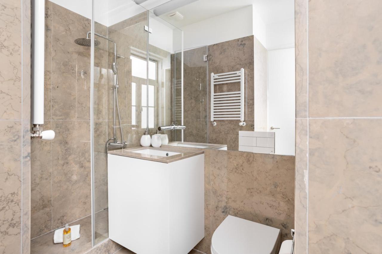 Joivy Marvelous 3-Bed Home With Astonishing View And Terrace, Nearby St George Castle Lisbon Bagian luar foto